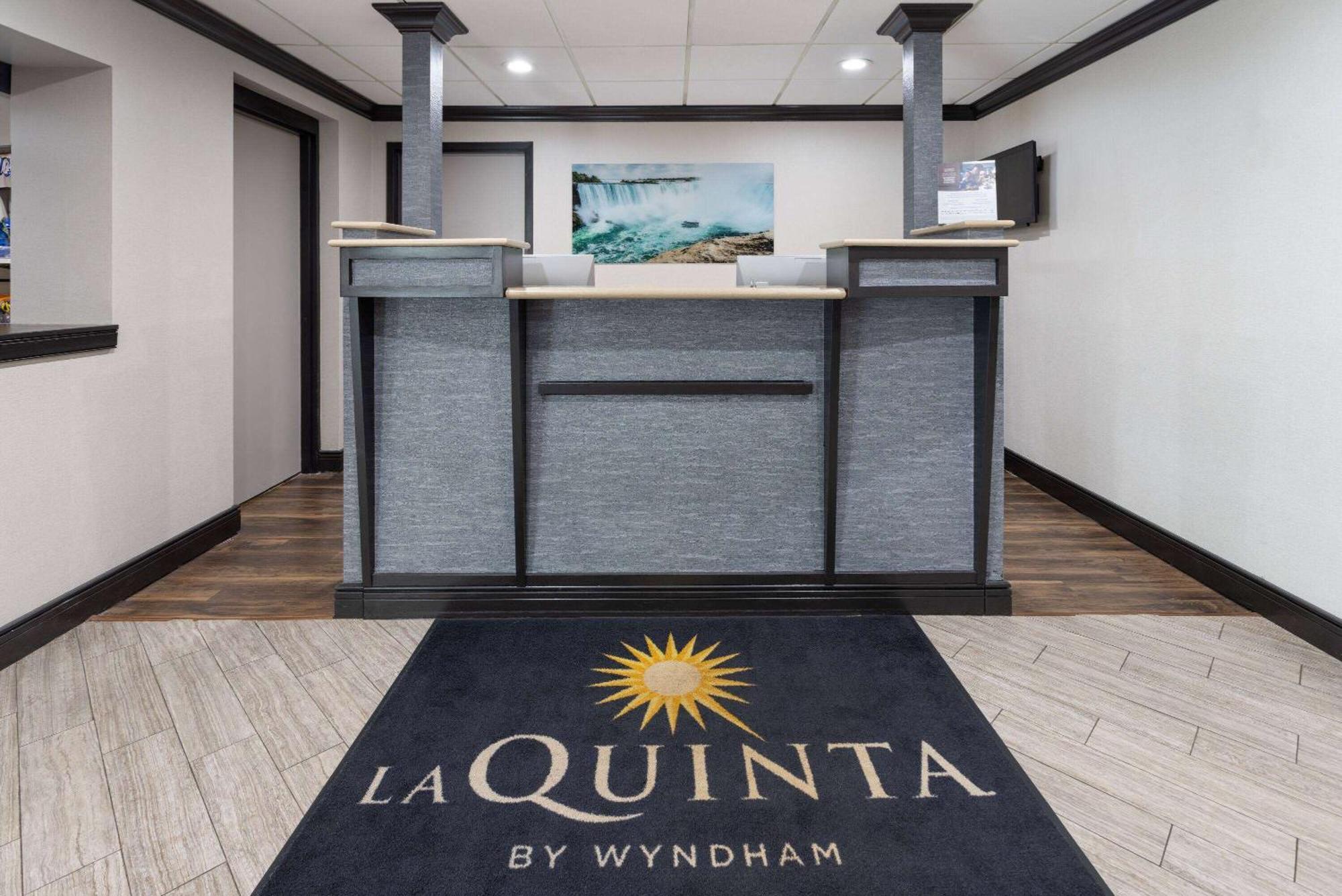 La Quinta Inn By Wyndham Buffalo Airport Уильямсвилл Экстерьер фото